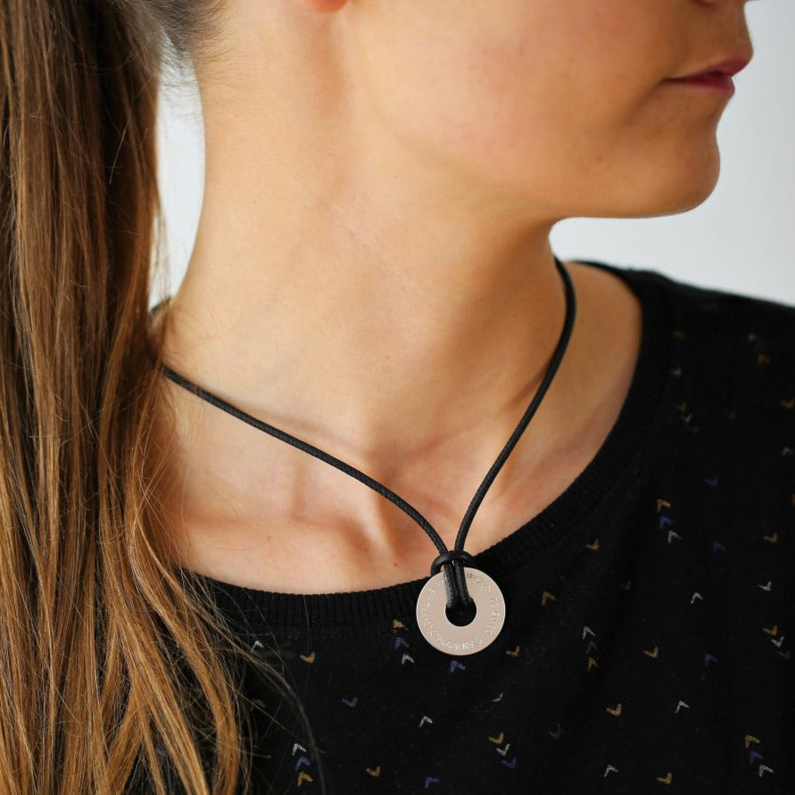 Silberanhänger Leder Kette Koordinaten Gravur Namenskette – Namelano